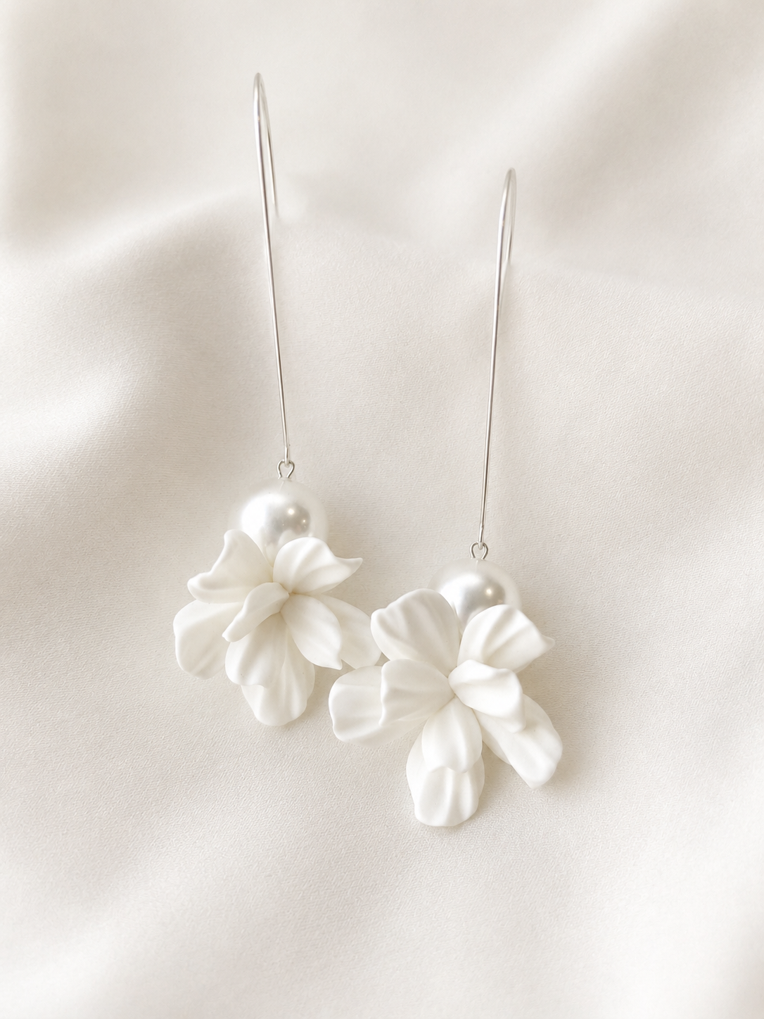 ALORA - Statement pearl & floral earrings - Silver