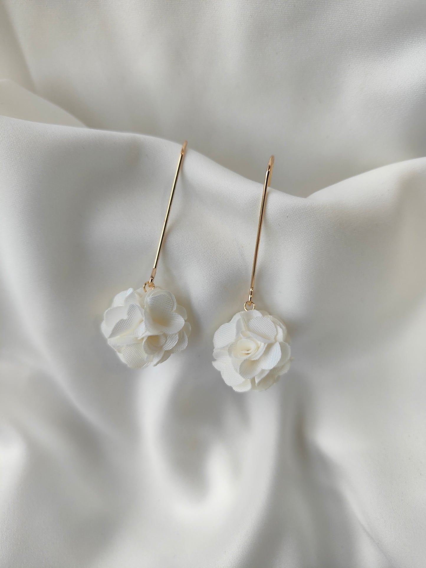 Georgia - Floral drop earrings - Ivory