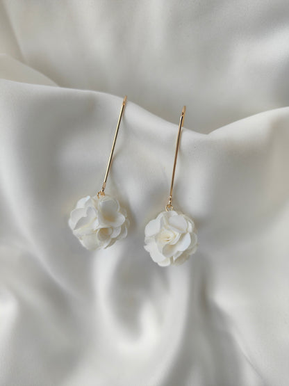 Georgia - Floral drop earrings - Ivory