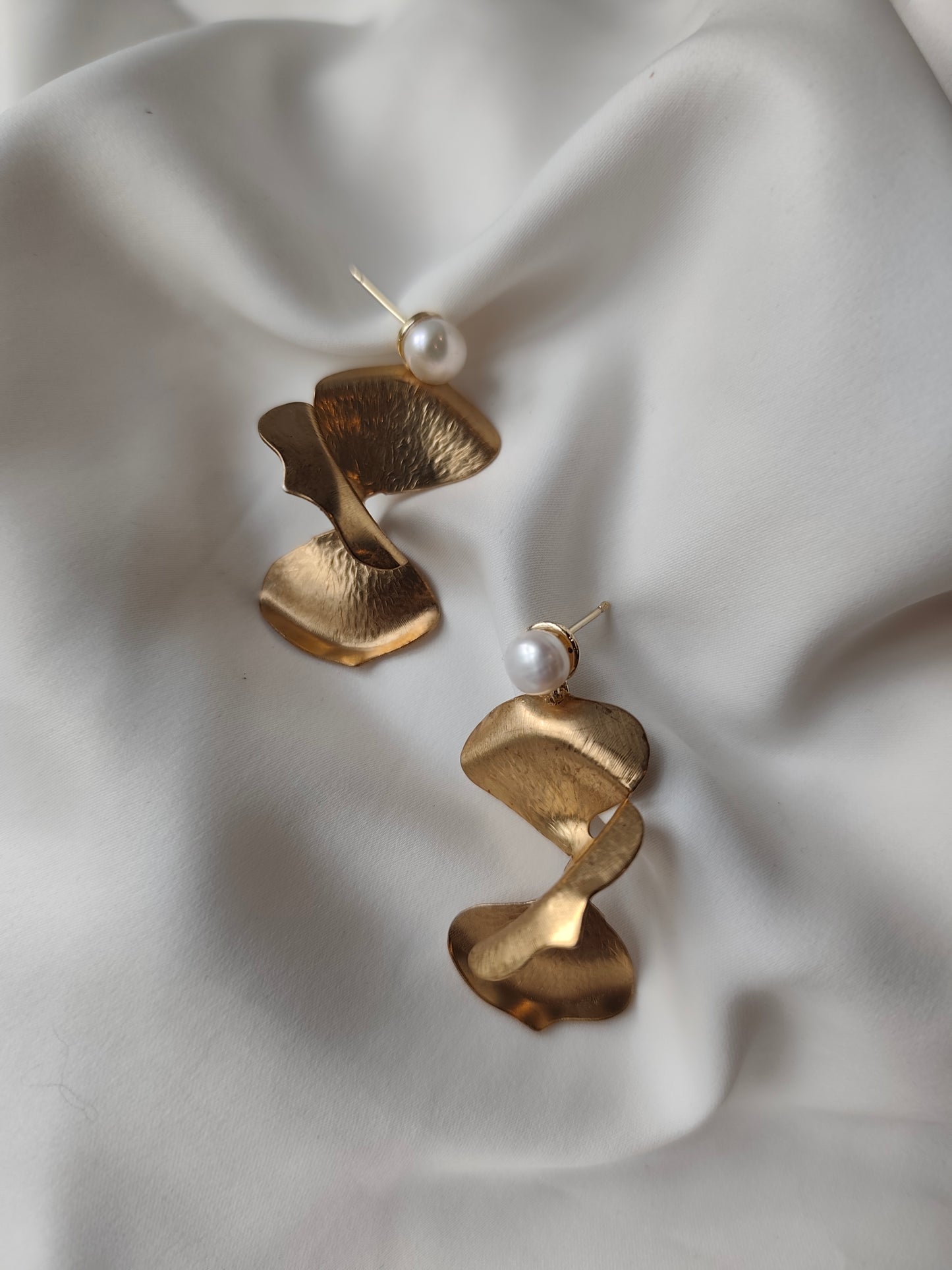LARA - Statement Gold & Pearl Bridal Earrings