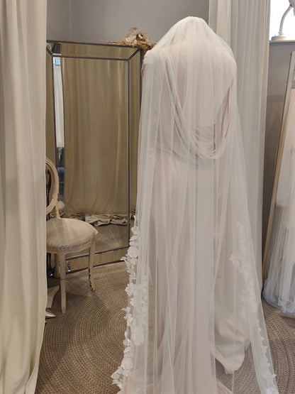WILLOW - Floral lace edge veil