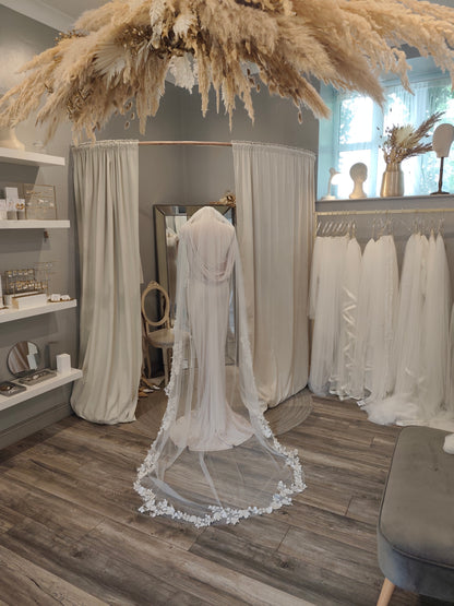 WILLOW - Floral lace edge veil