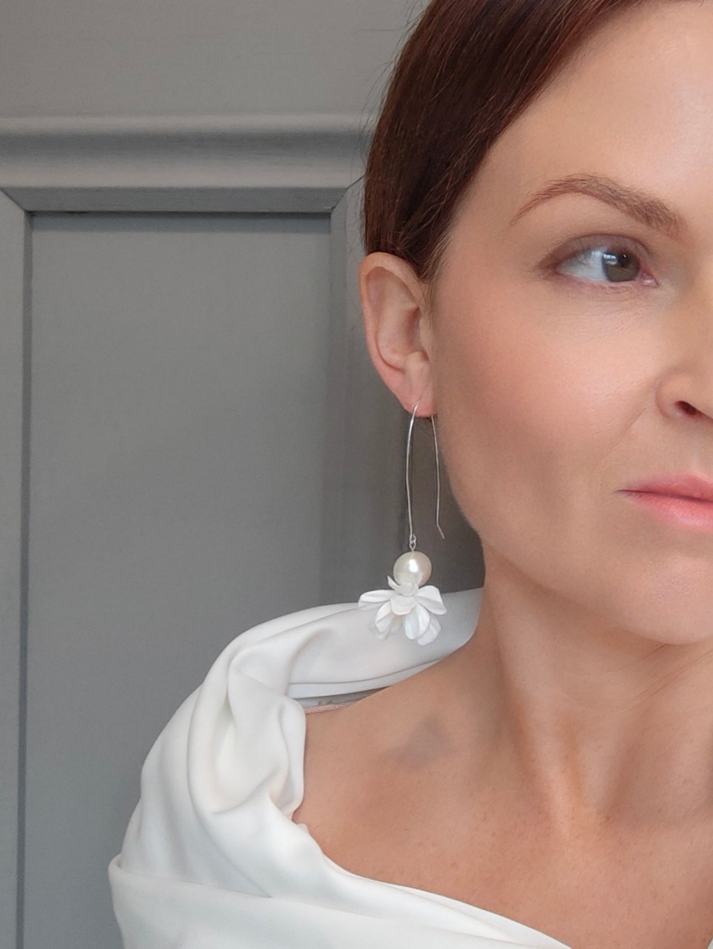 ALORA - Statement pearl & floral earrings - Silver
