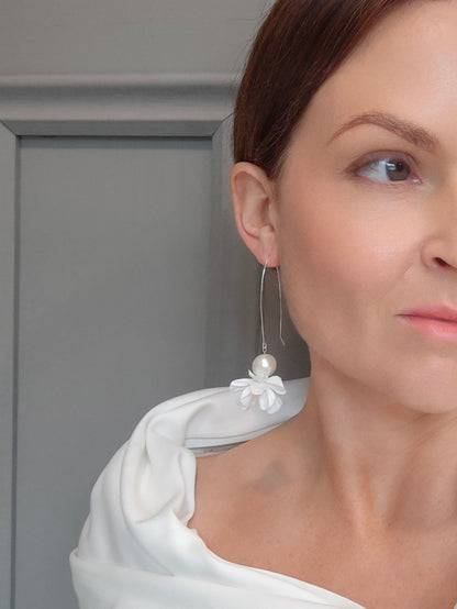 ALORA - Statement pearl & floral earrings - Silver
