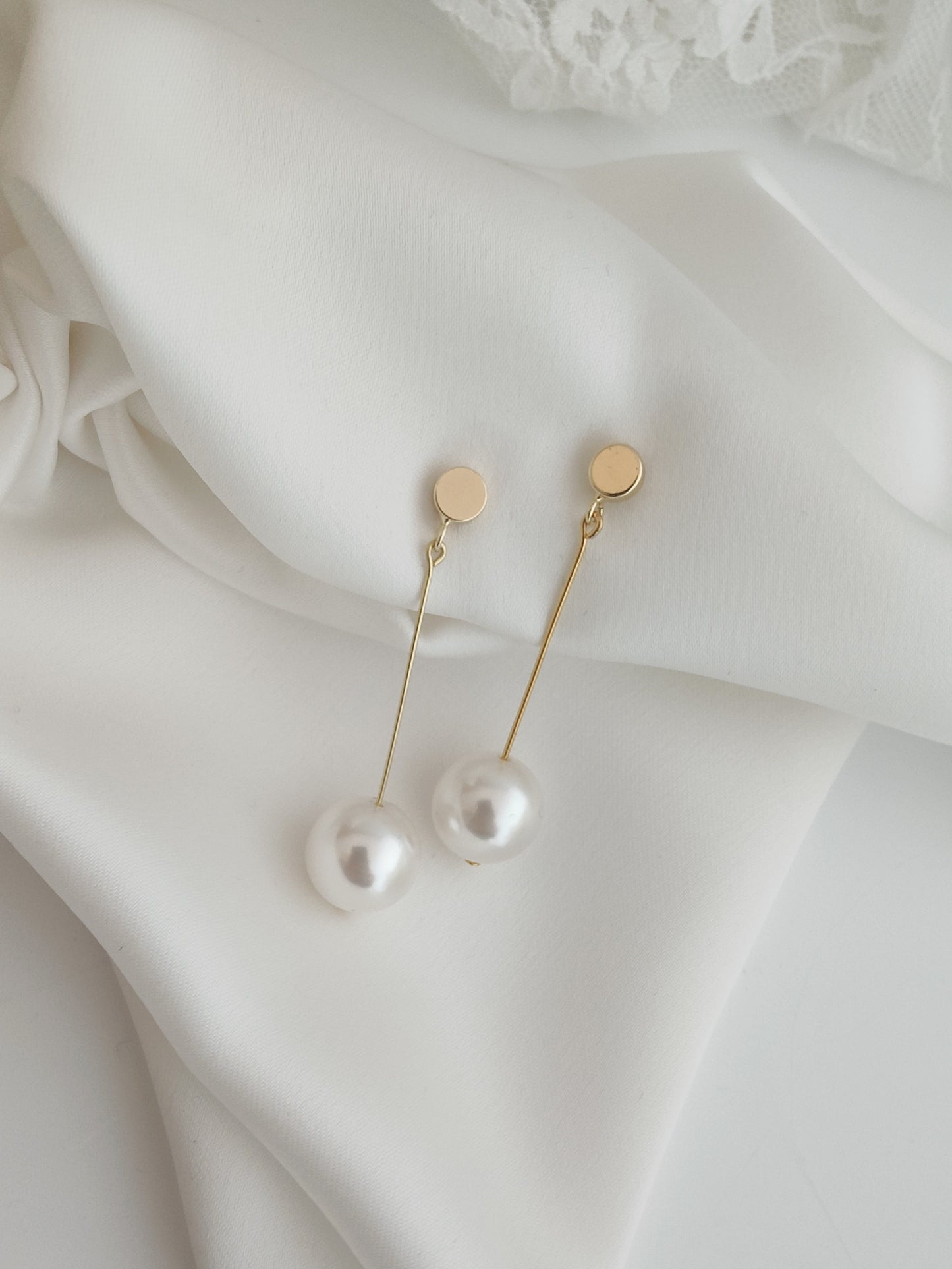 AUDREY - Statement Pearl Earrings